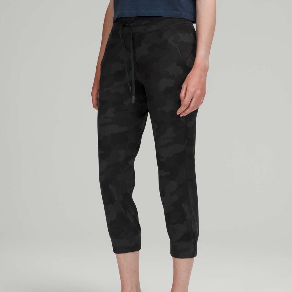 lululemon cropped jogger